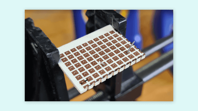 Resistor leads bended outwards 45°.